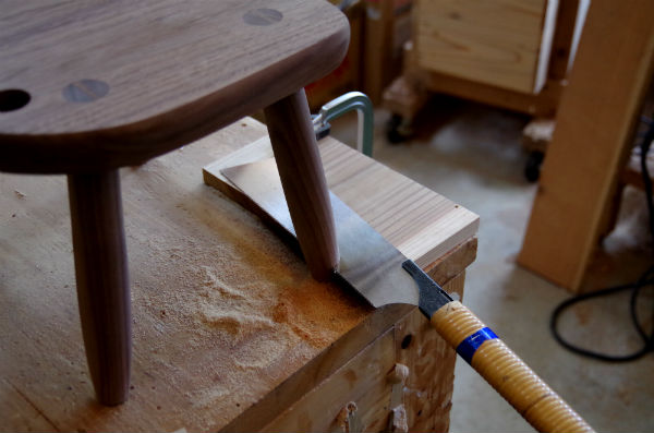 子供椅子の脚を切ります
