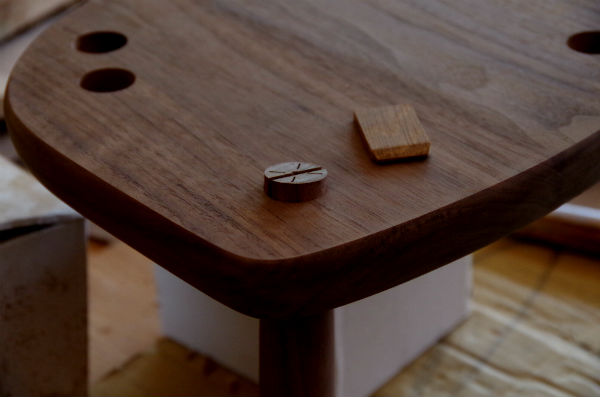 楔で子供椅子の脚を固定します