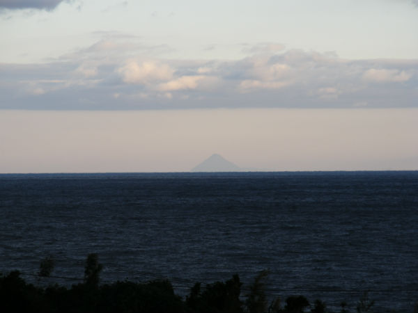 屋久島から見た開聞岳